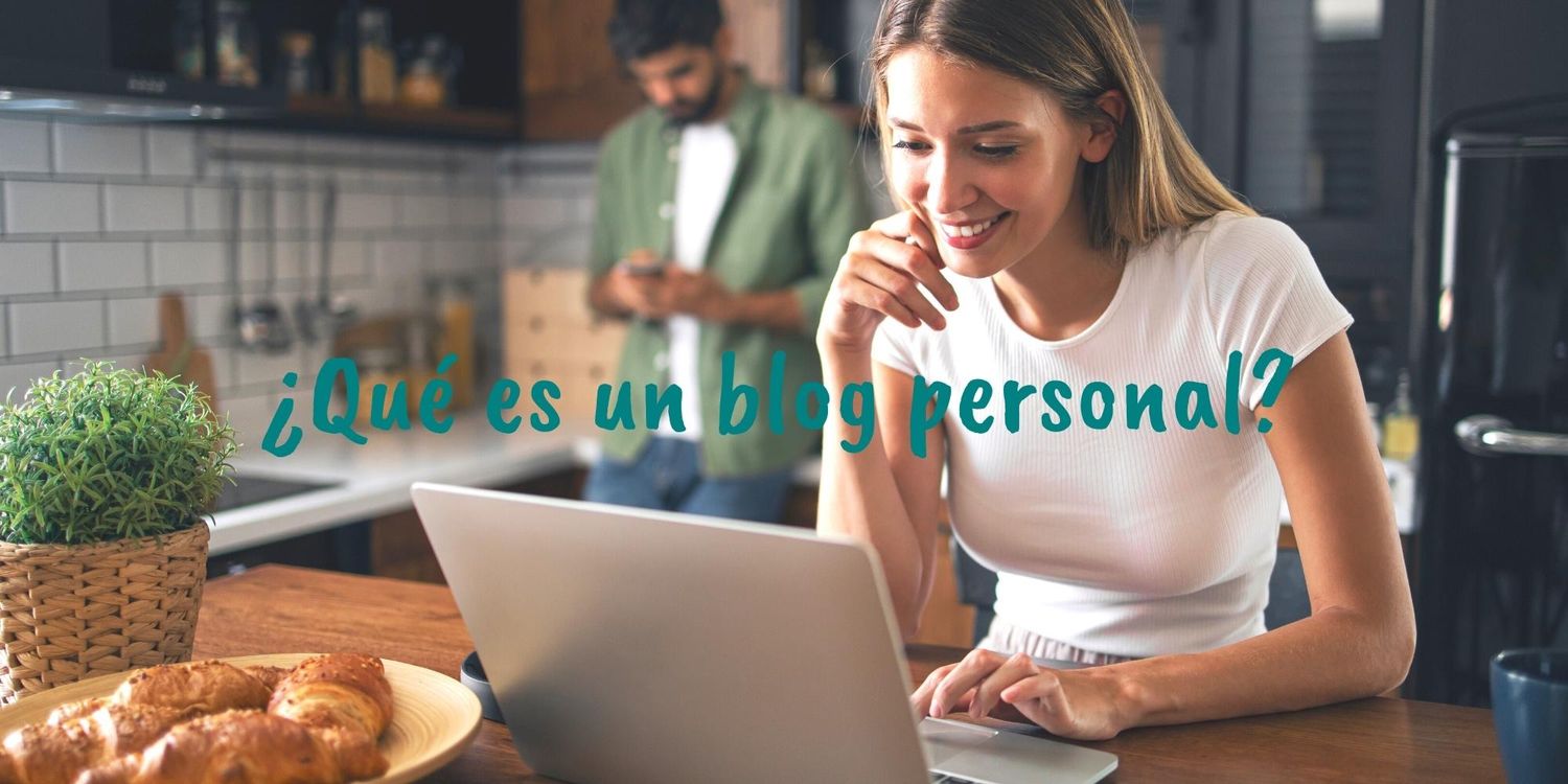 Foto de fondo con una mujer joven haciendo un blog personal en casa. Incluye la pregunta sobreimpresa: ¿Qué es un blog personal?