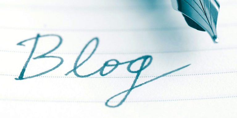 Imagen de la palabra blog escrita sobre una hoja de papel a pluma y con tinta verde.
