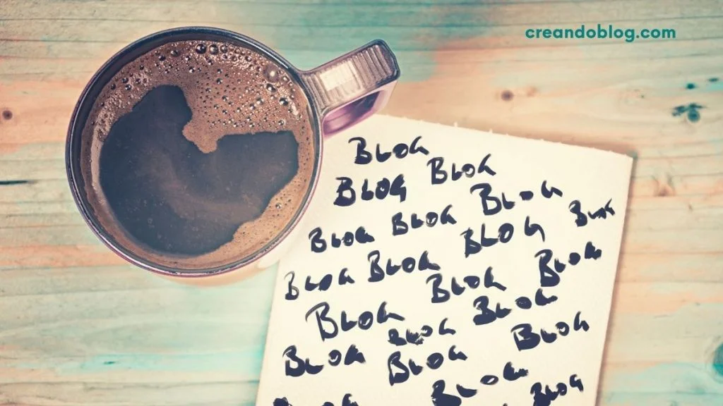 El mejor tema para empezar un blog 12 Dibujo de una taza de café y un folio sobre una mesa donde se ve escrito bla, bla. bla...