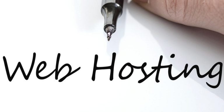 Imagen de las palabras web hosting escrita sobre una hoja de papel a pluma y con tinta negra, en referencia a la pregunta: ¿Qué es un hosting?