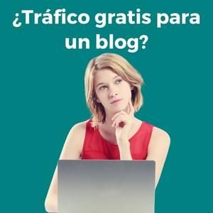 Foto de una mujer pensativa ante un portátil: ¿Tráfico gratis para un blog?