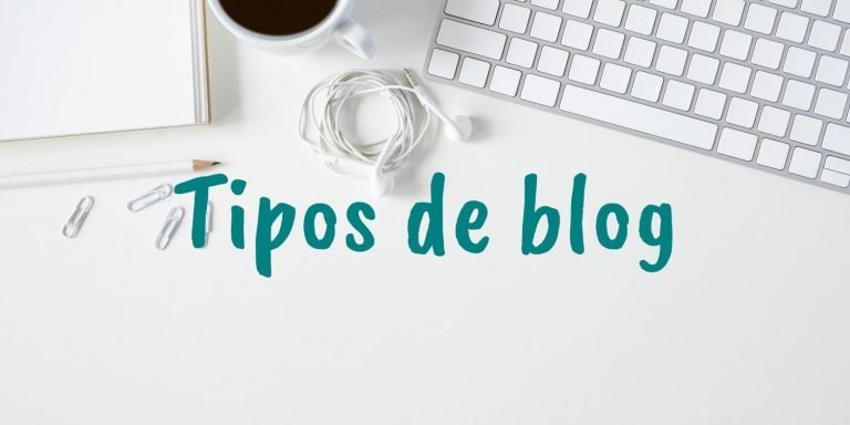 Imagen de una mesa con teclado, un café y unos auriculares de fondo y texto: tipos de blogs.
