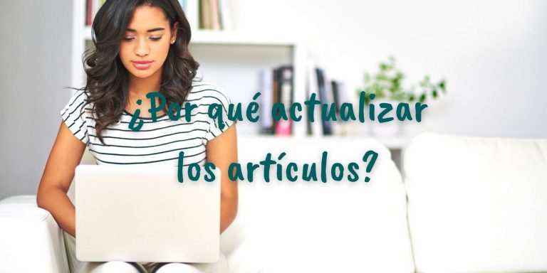 Foto de una mujer en un sofá con un portátil actualizando su blog. Sobreimpresa lleva la pregunta: ¿Por qué debes actualizar los contenidos de tu blog?