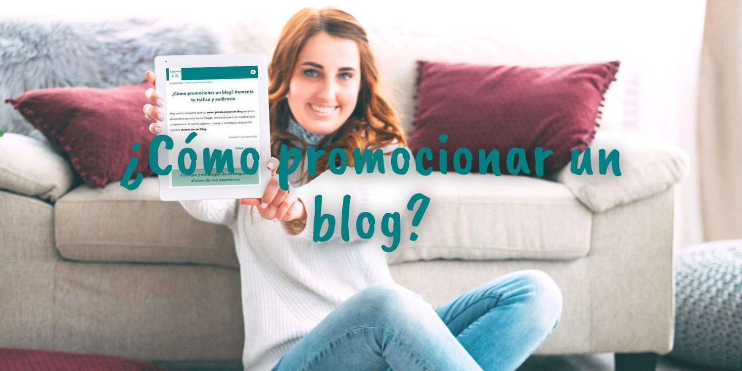 Imagen compuesta por una bloguera mostrando Creando Blog en su tablet al público y la pregunta sobre impresa: ¿Cómo promocionar un blog?