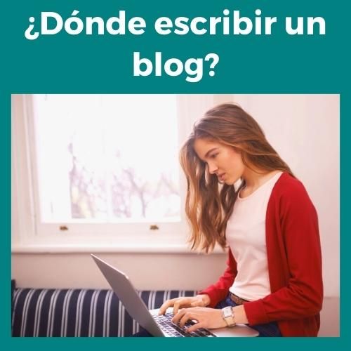 Imagen cuadrada con fondo verde y la pregunta en blanco: ¿Dónde escribir un blog? Acompañada de una foto con una mujer escribiendo un blog en un portátil apoyado sobre sus piernas.