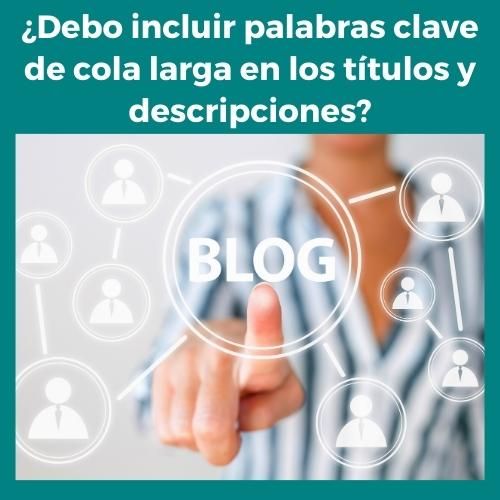 ¿Cómo aprovechar las long tail para posicionar un blog? 9 Imagen con el dedo de una mujer señalando la palabra blog y la pregunta sobre escrita: ¿Debo incluir palabras clave de cola larga en los títulos y descripciones?