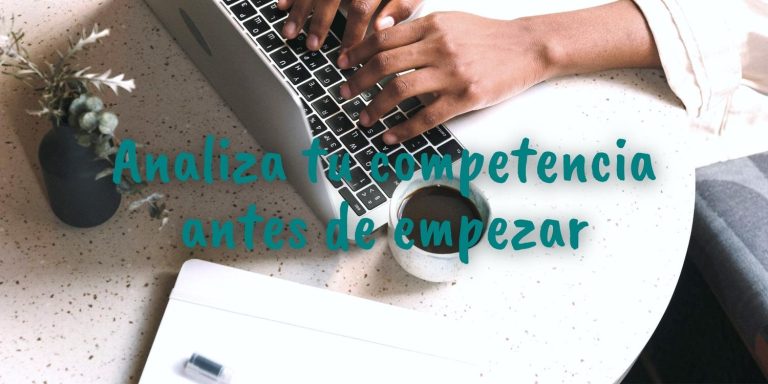 Foto de unas manos sobre un portátil analizando a los competidores de un blog. Lleva el texto sobre escrito: Analiza tu competencia antes de empezar.