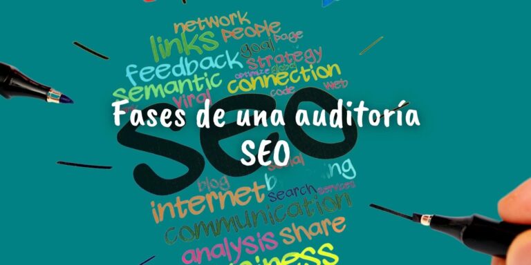 Imagen con palabras relacionadas con el posicionamiento web y unos bolígrafos y el texto sobre impreso: Fases de una auditoría SEO.