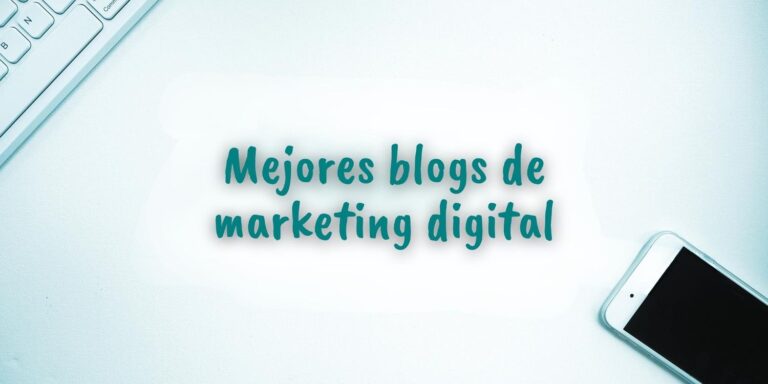 Imagen donde se ven parcialmente un teclado de ordenador en una esquina y un móvil en la esquina opuesta con el texto en el centro: Mejores blogs de marketing digital.