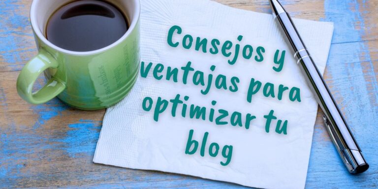 Foto de una taza grande de café sobre una mesa junto a un boli y una servilleta en la que se ve escrito: Consejos y ventajas para optimizar tu blog.